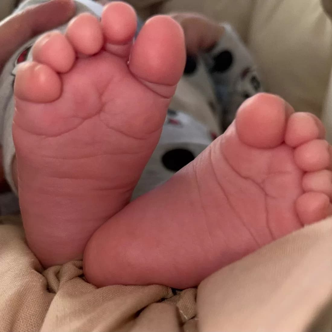 Petits pieds d'un bébé détendu pendant une séance de réflexologie